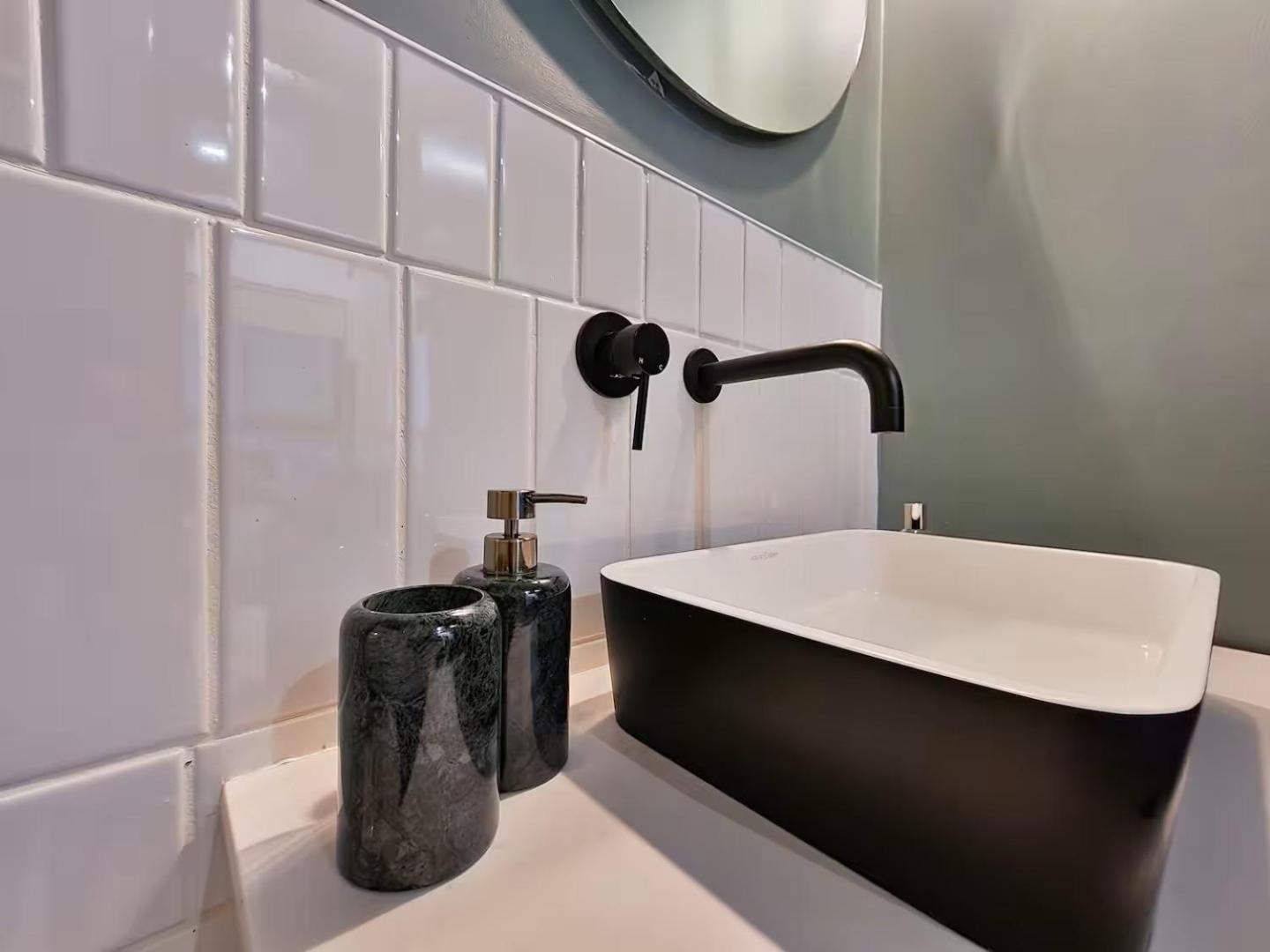 Stylish, New, Pool, Secure In Heart Of Cbd Apartment *